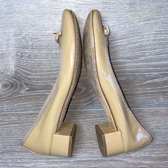 Tory Burch Chelsea Nude Tan Patent Leather Women’s Size 8M Bow Charm Heeled Pump - Picture 9 of 13